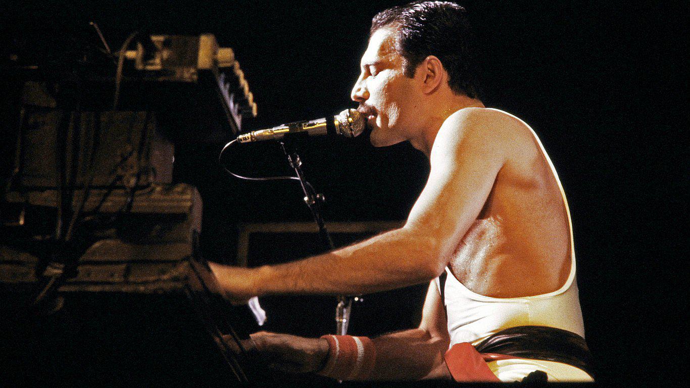 Le quitaron la música a "We are the champion" y la voz de Freddie Mercury suena así
