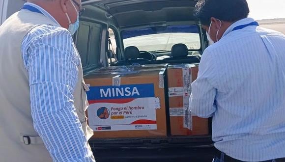 Servidores reciben un lote de antígenos en el aeropuerto Carlos Ciriani. (Foto: Difusión)