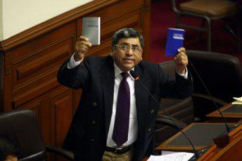 Retiran a Gustavo Espinoza del Congreso