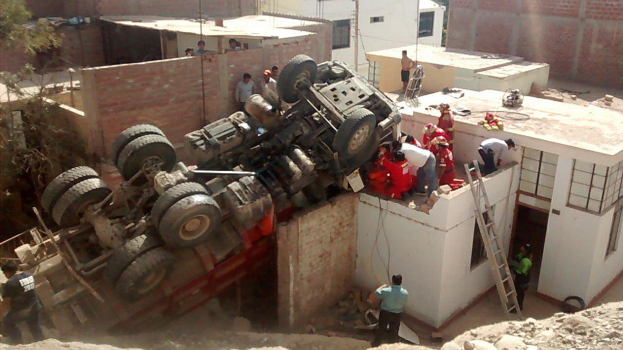 Moquegua: Volquete despista y vuelca en las "50 Casas"