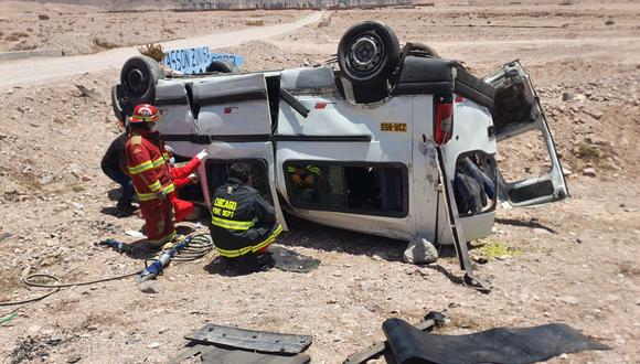 Vehículo se volteó aplastando a uno de los pasajeros que se dirigían a la ciudad de Moquegua. (Foto: Difusión)