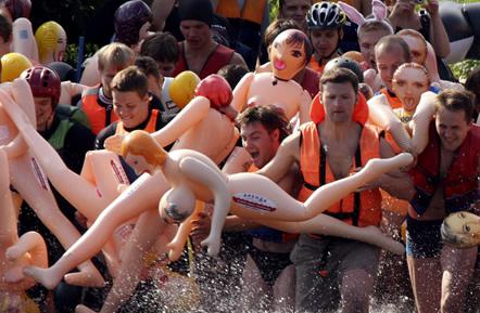Rusia: Original carrera de natación usa muñecas inflables