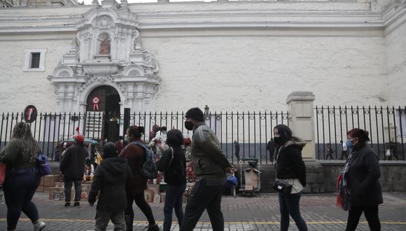 Las largas filas llegan hasta la Av. Abancay. El 28 de cada mes, los feligreses llegan al templo ubicado en el Cercado de Lima para orar a la imagen de San Judas Tadeo.