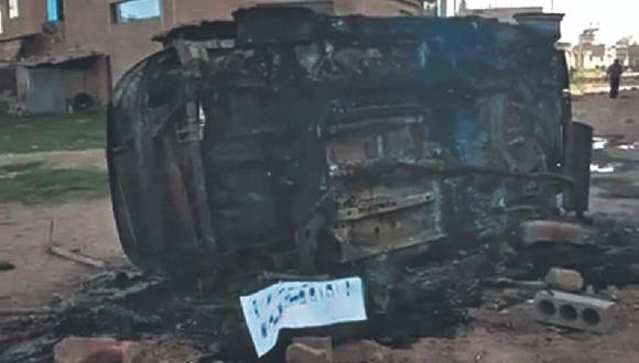 El vehículo policial fue quemado junto con el joven policía.