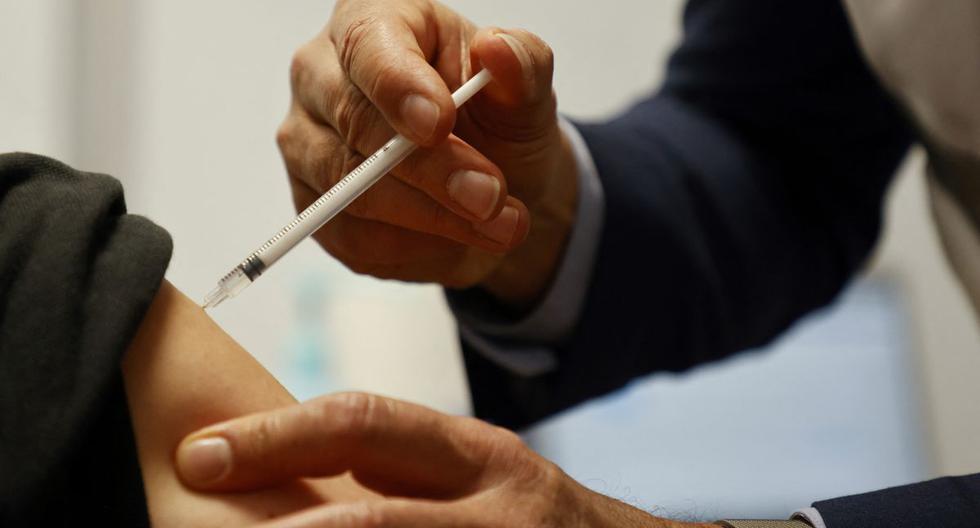 Imagen referencial. Una mujer embarazada es vacunada con la vacuna AstraZeneca contra el coronavirus en Francia, el 23 de abril de 2021. (Ludovic MARIN / AFP).
