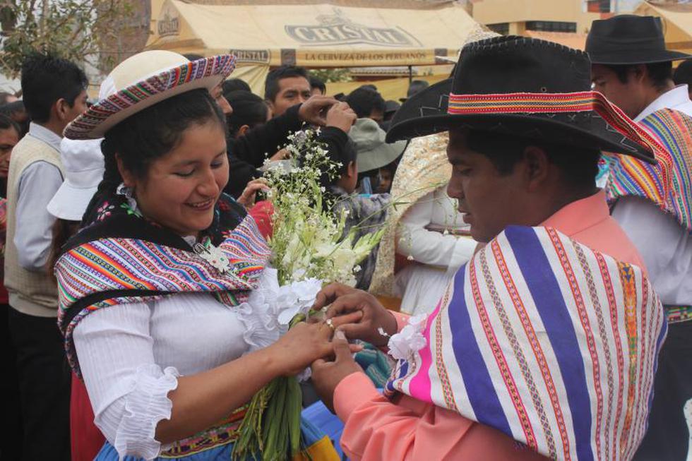 30 parejas se dan el sí vestidos con trajes típicos (FOTOS)