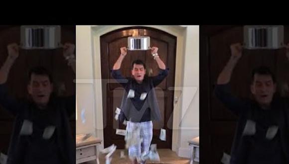 Charlie Sheen se une al "Ice Bucket Challenge", pero a su estilo (VIDEO)