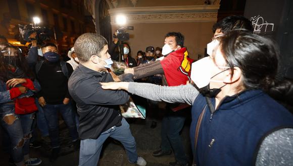 Enfrentamiento entre seguidores y detractores de Pedro Castillo. (Foto: Eduardo Cavero / @photo.gec)