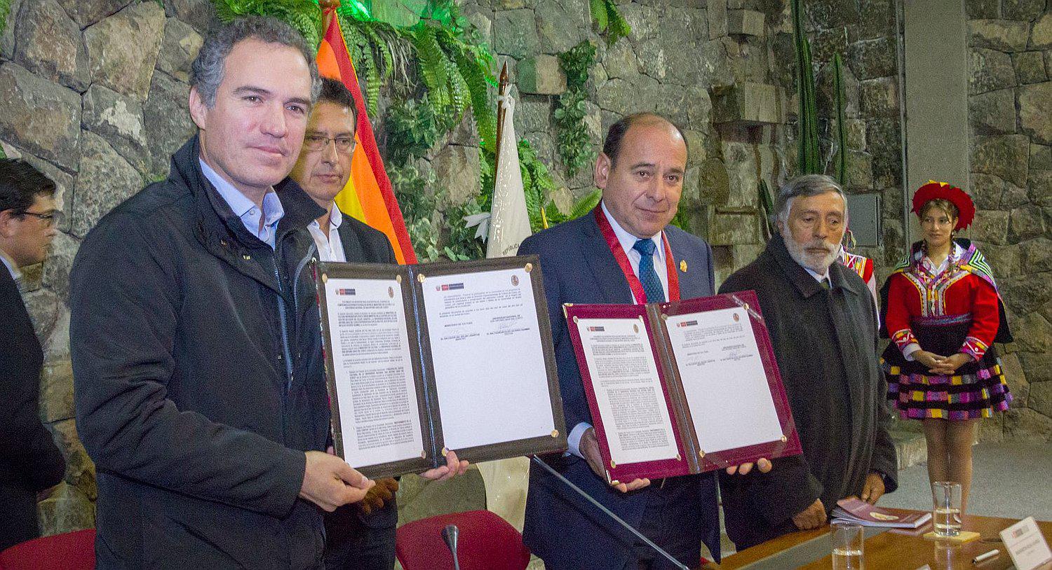 Ministro de Cultura firma convenios de cooperación en Cusco