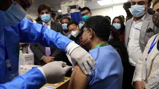 Las vacunas contra el COVID-19 se agotan en Pakistán tras autorizar a privados ofrecerlas