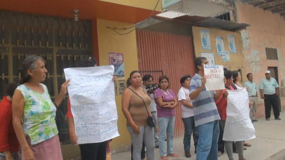 Obreros protestan en casa de alcaldesa de Tumbes