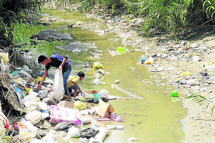 Aguas servidas son vertidas al cauce La Achirana