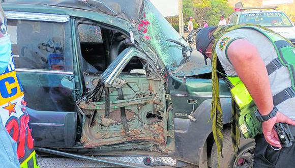 Un ómnibus colisionó con una camioneta que realizó una maniobra para evitar chocar contra a otra unidad. El conductor de la camioneta lucha por su vida en el hospital.