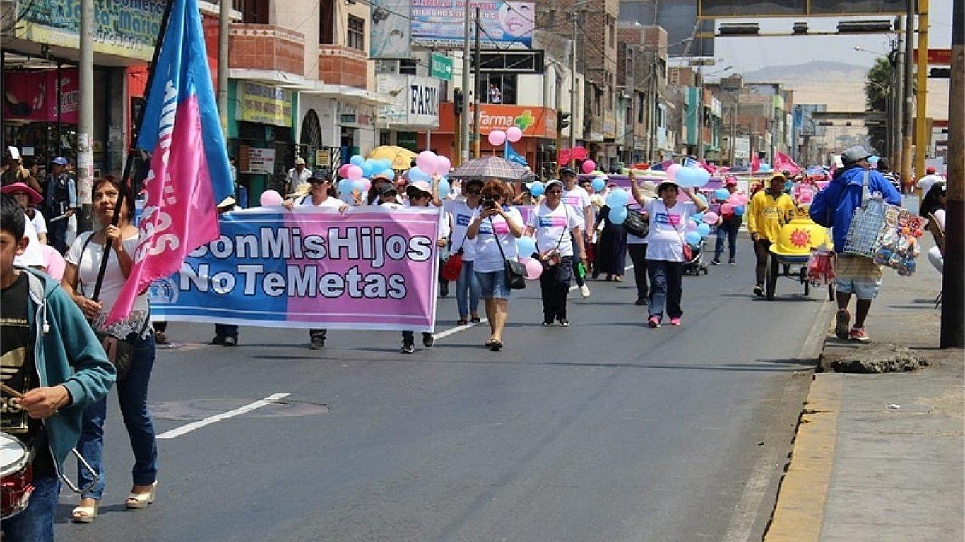 Gente “Con mis hijos no te metas” marchan contra ideología de género