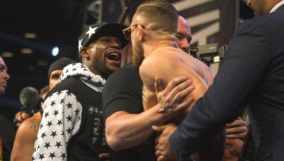 Floyd Mayweather golpea a McGregor tras su derrota en la UFC  (Foto: New York Times)