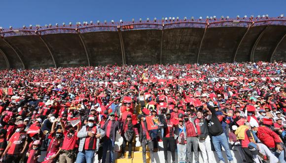 El pleno partido, hinchas de los rojinegros lanzan su amor por el equipo más importante de la temporada en el estadio de la Universidad Nacional de San Agustín. (Foto: Leonardo Cuito)