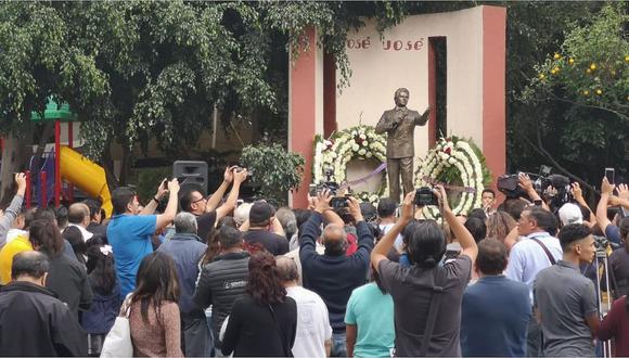 Vecinos del barrio natal de José José cantan sus canciones y dejan flores en su estatua