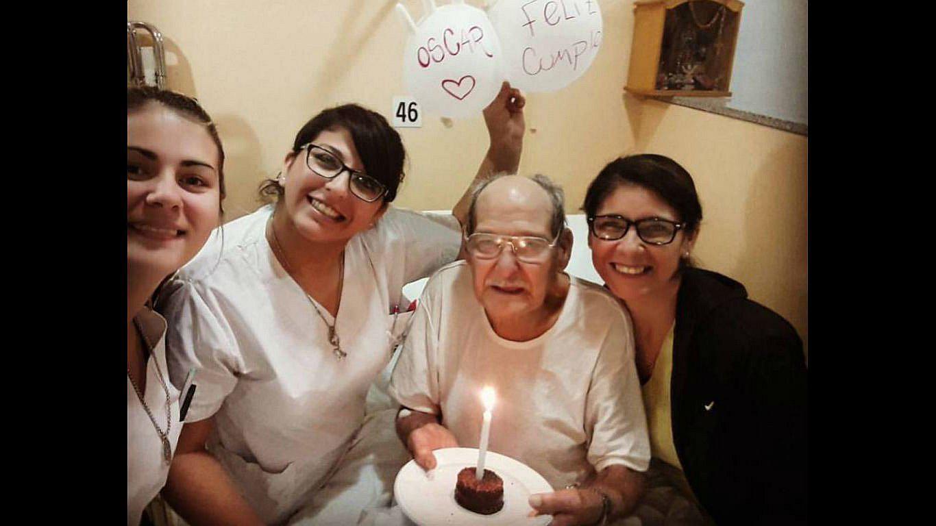 Facebook: Anciano fingió dolencia para ir a hospital y no pasar su cumpleaños solo