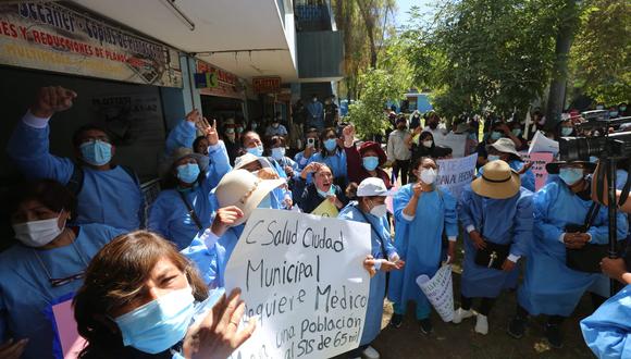 Trabajadores piden ratificar al personal y no retirarlos para atender la demanda en los centros de salud| Foto: Leonardo Cuito