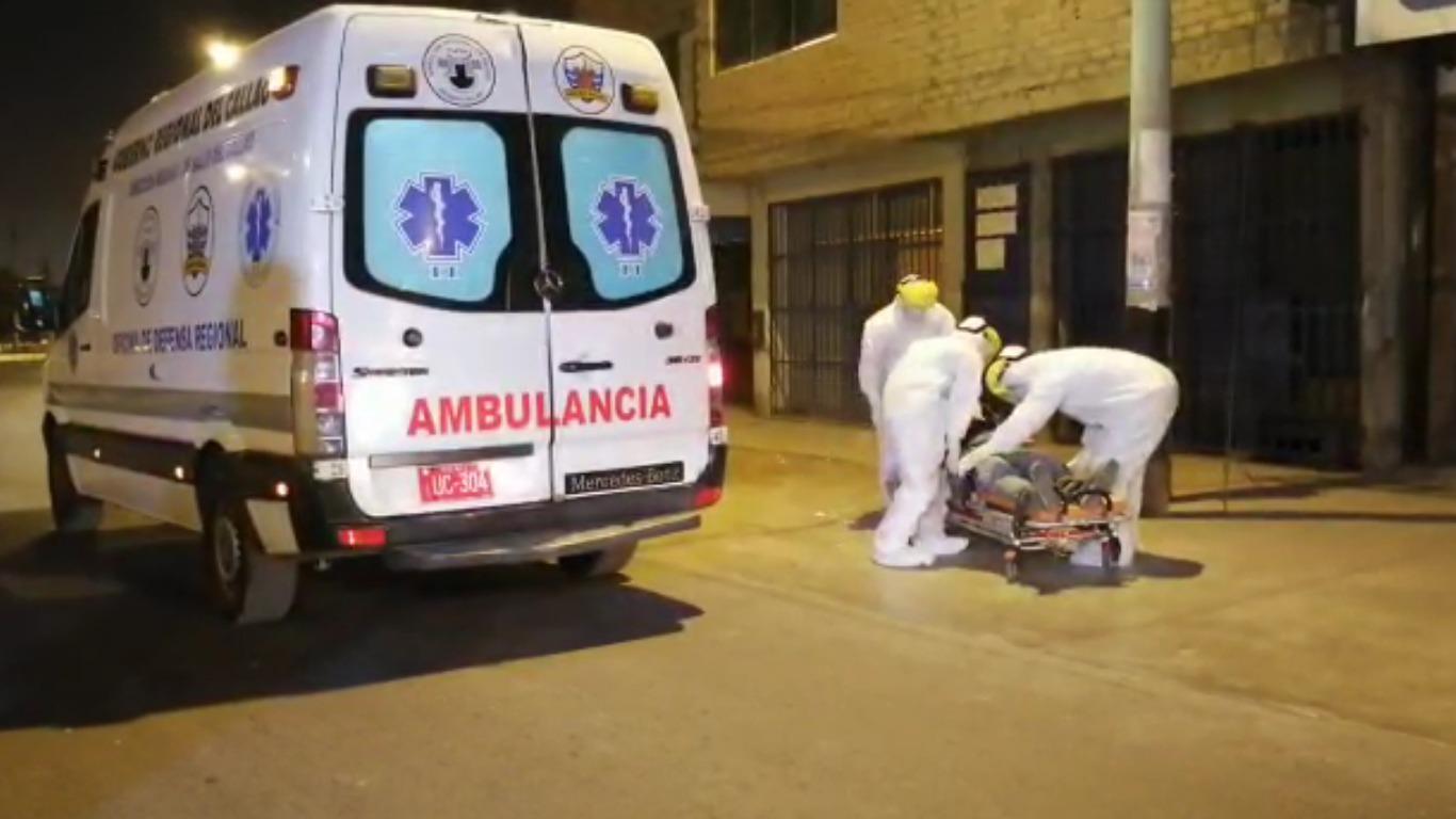 Personal médico colocando en una camilla al hombre con síntomas del COVID-19.
