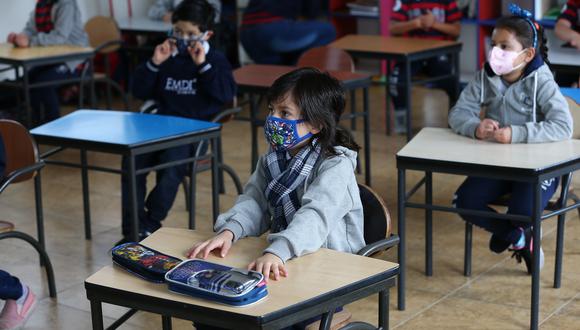 El 60% de los escolares sin clases debido a la pandemia en el 2020 son latinoamericanos. (Foto: EFE/ José Jácome)