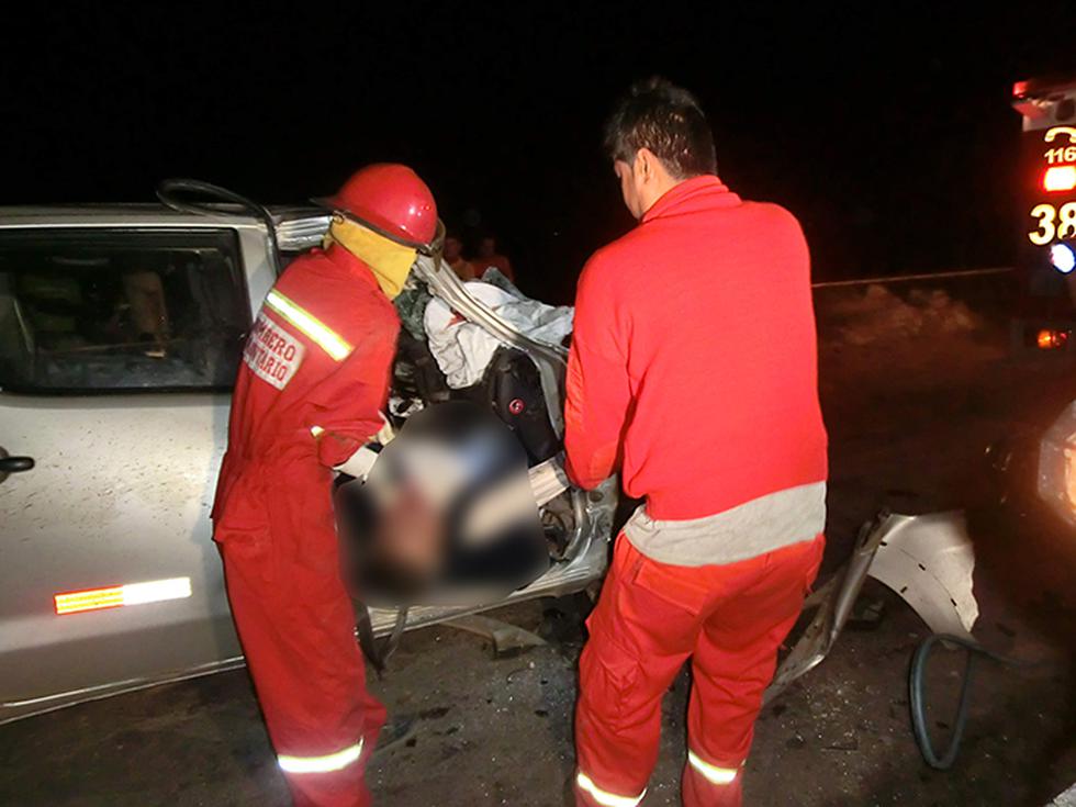 Tres personas mueren en choque de camioneta contra bus