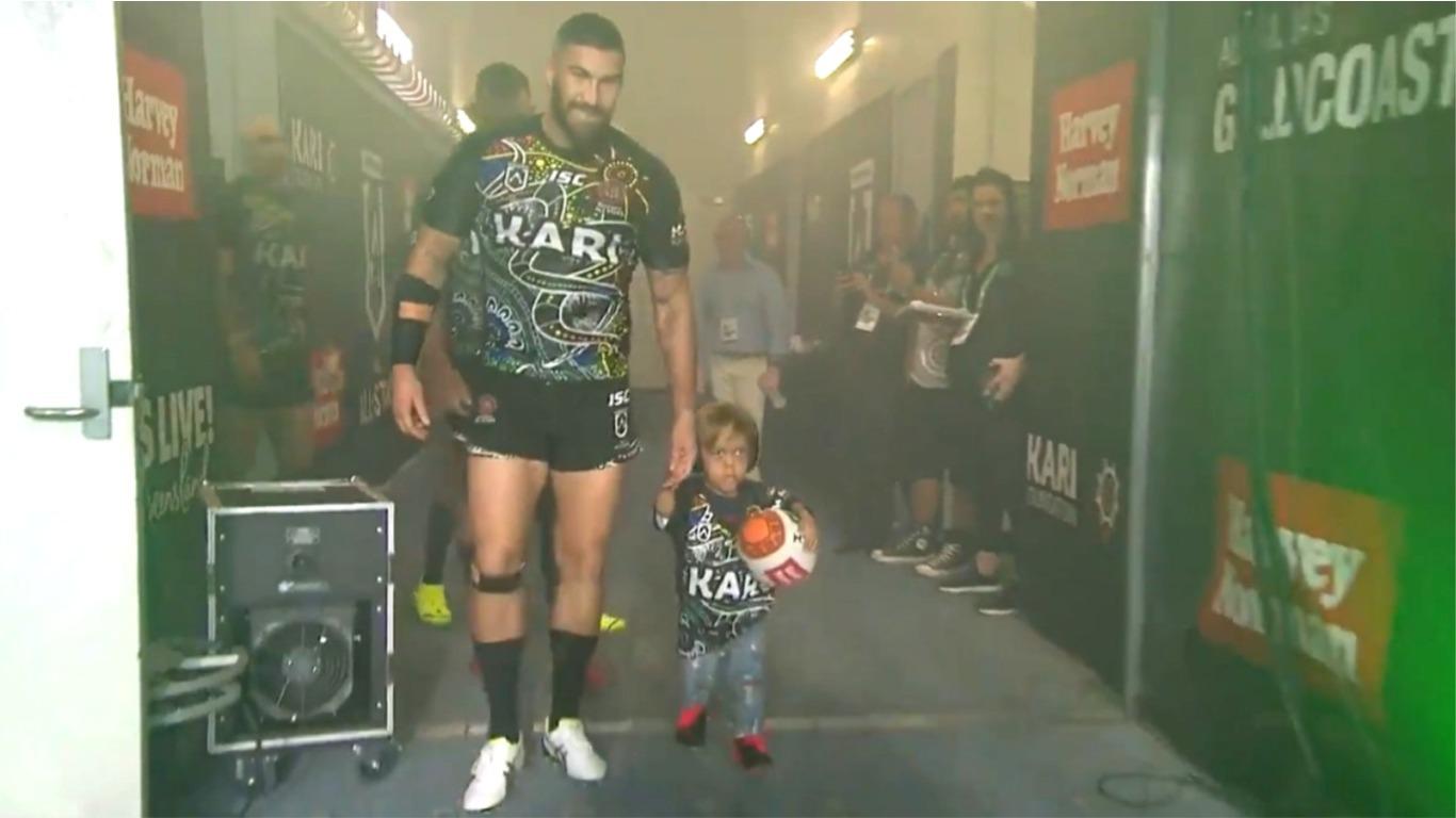 El menor apareció agarrando el balón y al lado del capitán del equipo de rugby. Foto: NRL