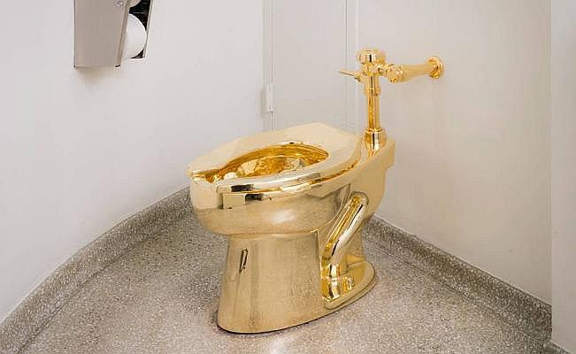 Museo de New York ofrece a visitantes inodoro de oro [VIDEO]