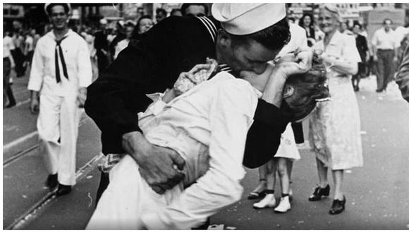 Muere la mujer que protagonizó icónico beso al final de la II Guerra Mundial