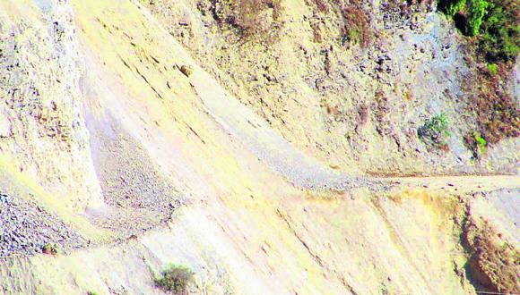 Lluvia produce caída de tierra e interrumpe vía en Pampas