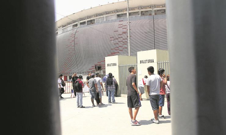 ​Sin control: revendedores hacen su agosto con entradas para el Perú - Venezuela