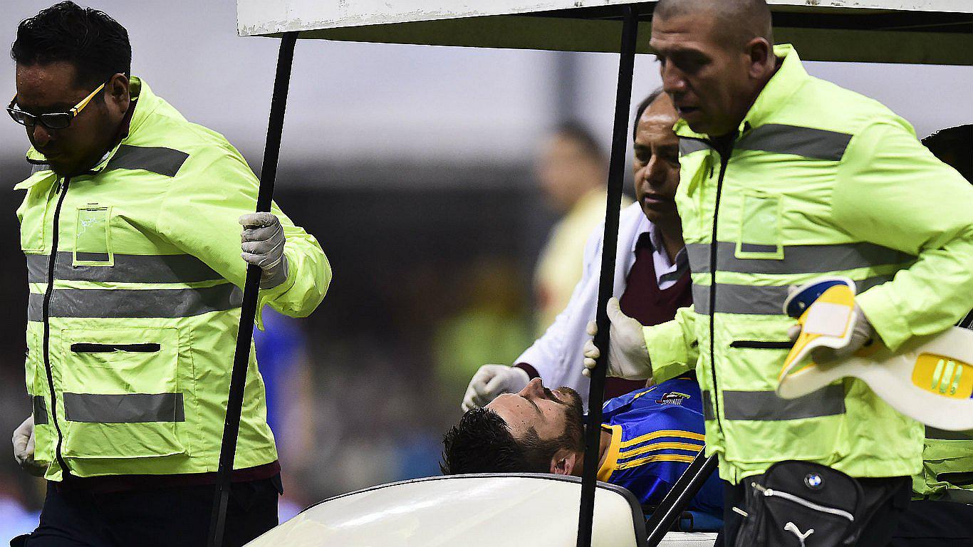 Francés Gignac salió conmocionado y en ambulancia de la final del fútbol mexicano (VIDEO)
