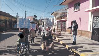 Niño discapacitado se desmaya en medio de protesta para evitar desalojo de centro educativo