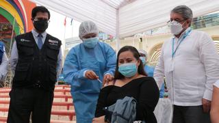 Tumbes comenzó a vacunar a su población con 336 mil dosis donadas por Ecuador