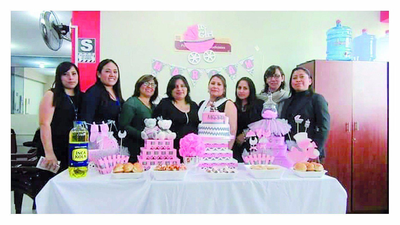 Jueza y trabajadores usan oficina de Juzgado de Familia para celebrar un baby shower