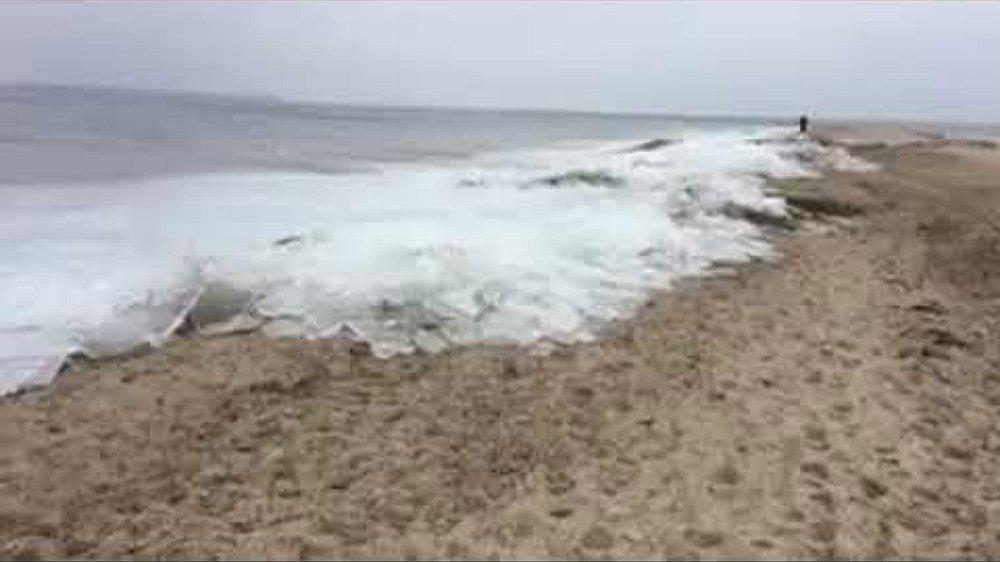 Rusia: bajas temperaturas congelan hasta las olas del mar (VIDEO)