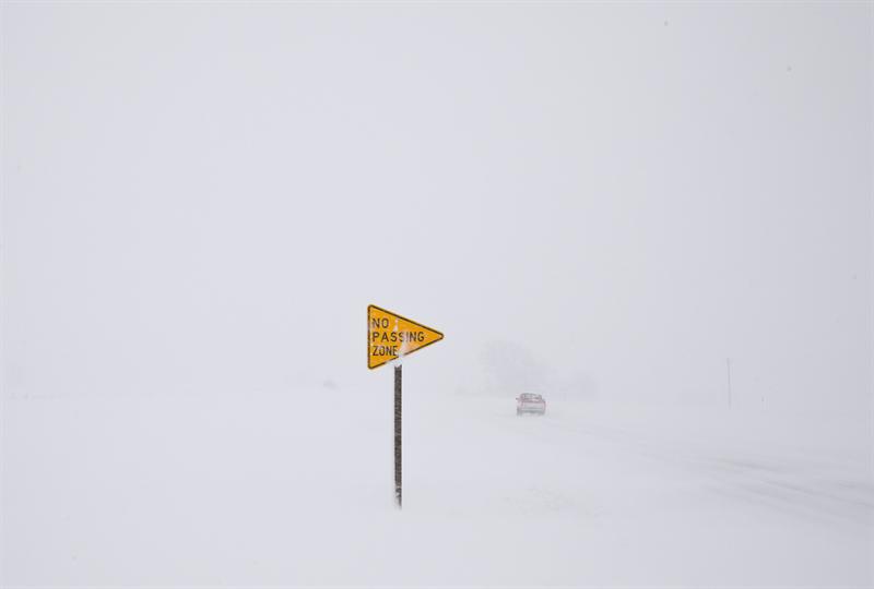 EE.UU: Decenas de vuelos cancelados por tormentas de nieve