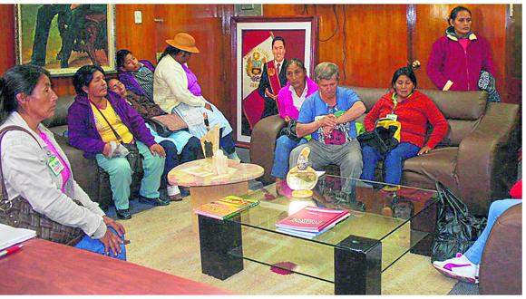 Dirigentes de Satipo hacen plantón en oficina de gobernador 