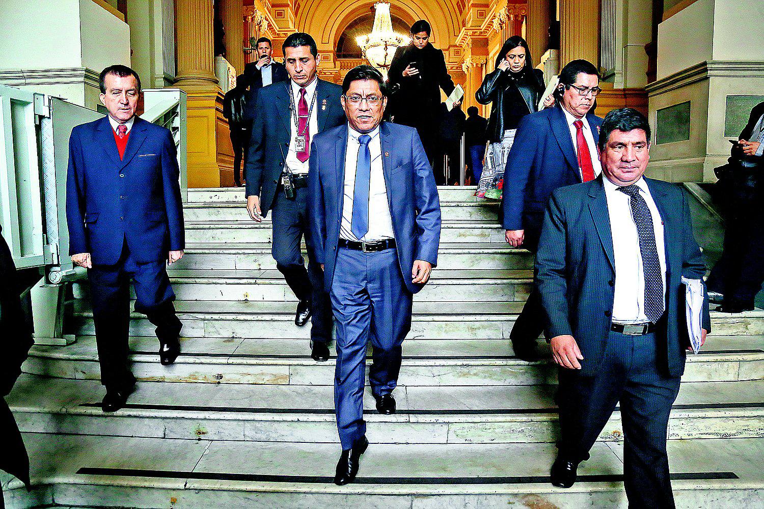 Vicente Zeballos advierte "exceso de atribuciones" de Comisión Permanente