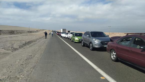 Vehículos formaron una larga cola en 4 kilómetros de carretera para ingresar a territorio peruano.