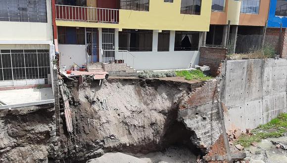 Una de las viviendas está por colapsar en la quebrada San Lázaro. | Foto: Correo