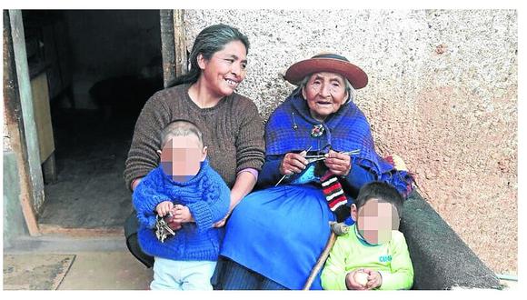 Todo un ejemplo: anciana de 100 años sigue tejiendo porque “no quiere estar ociosa”