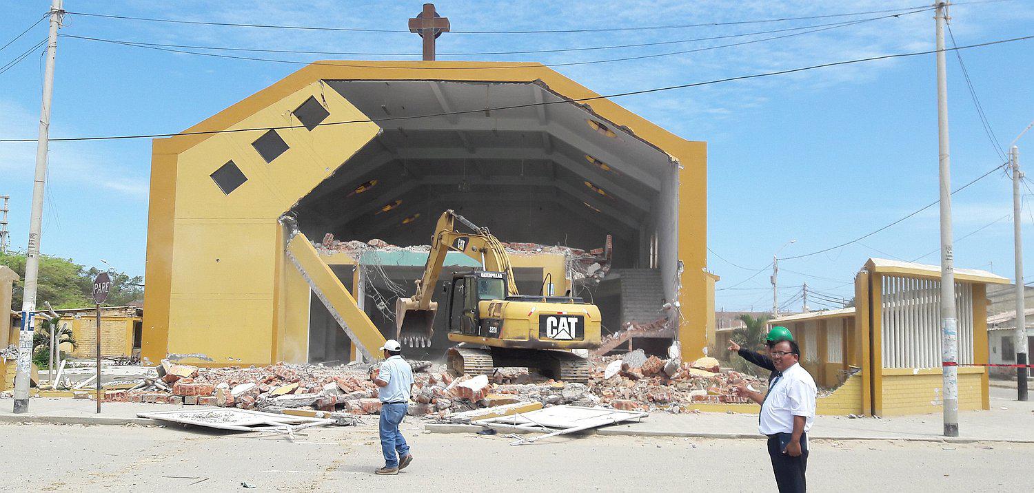 Piura: Derrumban iglesia Señor de los Milagros en Talara Alta.