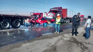 Camión cargado de bidones de agua fue aplastado por dos tráiler en la vía Panamericana Sur
