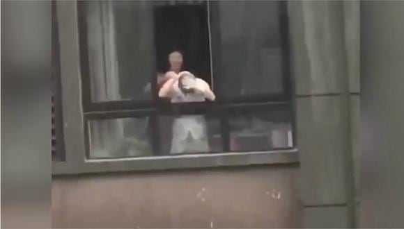 Hombre es grabado enjuagando su cabeza con lluvia y se vuelve viral en YouTube