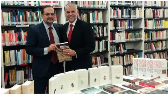Perú dona libros al Instituto Cervantes en Río de Janeiro