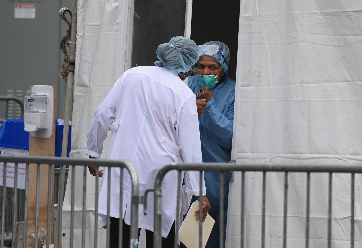 Personal médico habla afuera de una carpa de detección COVID-19 en el Brooklyn Hospital, Nueva York. (AFP/Angela Weiss)