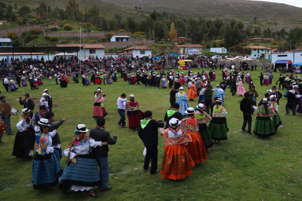 Vea la singular batalla de las Flores en Paccha (FOTOS)