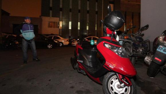 Cantantes de orquesta Son Villacorta intervenidos por manejar motocicleta sin placa