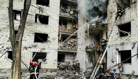 Un edificio de apartamentos dañado que, según se dice, fue atacado por bombardeos en Chernihiv. (Foto: Handout / SERVICIO DE PRENSA DEL MINISTERIO DE EMERGENCIA DE UCRANIA / AFP).